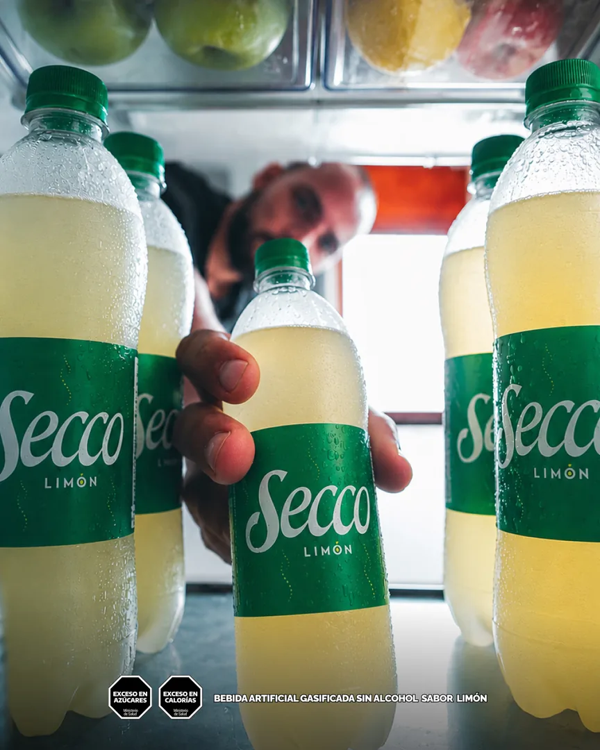 Mano sacando una Secco Limón de la heladera